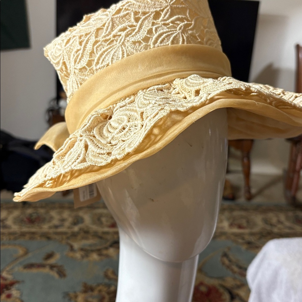 Vintage 1960's NWT Christian Cream Lace Bumper Style Hat bow has flaw - Picture 7 of 14